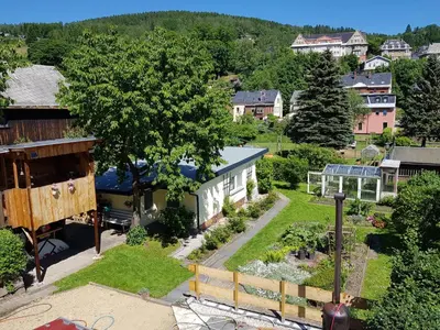 Ein allgemeiner Bergblick oder ein Berglick von des Ferienhauses aus