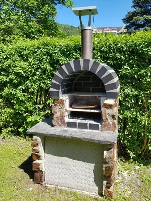Ein für Gäste verfügbarer Grill im Ferienhaus
