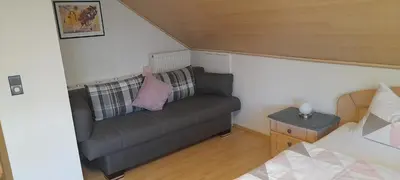Ein Sitzbereich in der Unterkunft Haus Roßner