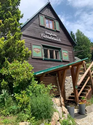 Das Gebäude in dem sich das Ferienhaus befindet