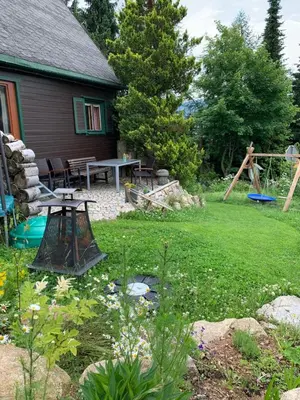 Ein Garten an der Unterkunft Berghütte Fichtelstreich