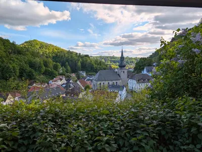 Ein allgemeiner Bergblick oder ein Berglick von der Pension aus