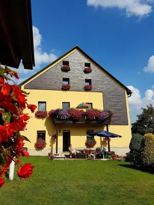 Das Gebäude in dem sich die Ferienwohnung befindet