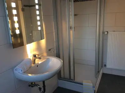 Ein Badezimmer in der Unterkunft Hotel Konditorei Cafe Dora