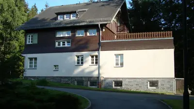 Das Gebäude in dem sich die Ferienwohnung befindet