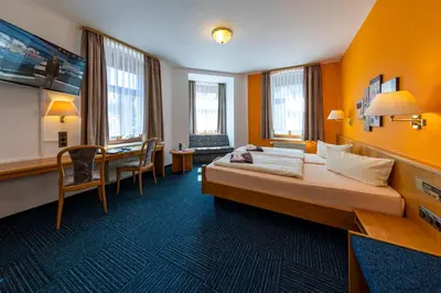Ein Bett oder Betten in einem Zimmer der Unterkunft Hotel zur Post