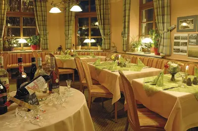Ein Restaurant oder anderes Speiselokal in der Unterkunft Hotel zur Post