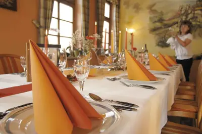 Ein Restaurant oder anderes Speiselokal in der Unterkunft Hotel zur Post