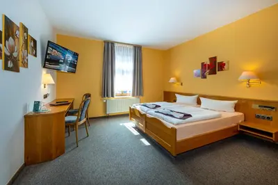 Ein Bett oder Betten in einem Zimmer der Unterkunft Hotel zur Post