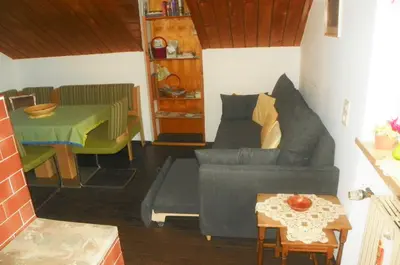 Ein Sitzbereich in der Unterkunft Ferienwohnung am Weissenstädter See