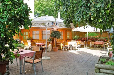 Ein Restaurant oder anderes Speiselokal in der Unterkunft Hotel Falter