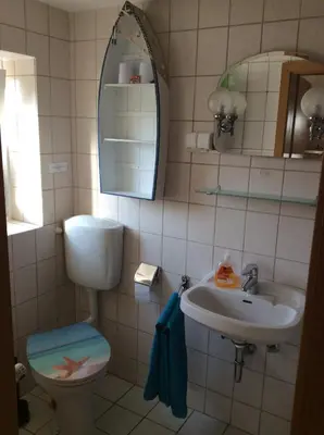 Ein Badezimmer in der Unterkunft Haus am Treffenbach