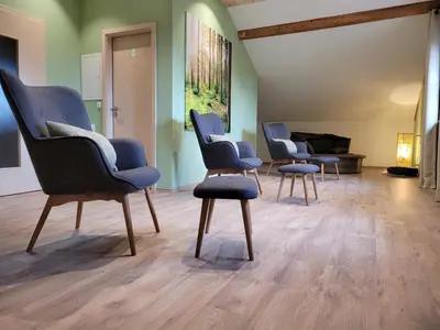 Ein Sitzbereich in der Unterkunft Landhotel Großeiberhof