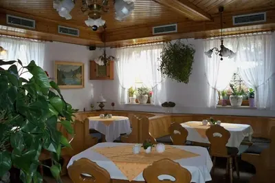 Ein Restaurant oder anderes Speiselokal in der Unterkunft Gasthof zum Döhlerwald