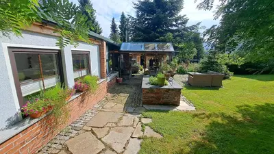Ein Garten an der Unterkunft Ferienwohnung Aronia Garten
