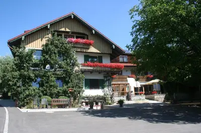 Das Gebäude in dem sich das Gasthaus befindet