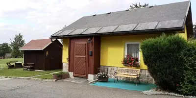 Das Gebäude in dem sich das Ferienhaus befindet