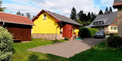 Das Gebäude in dem sich das Ferienhaus befindet