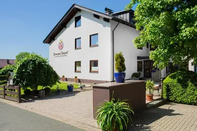 Ein Garten an der Unterkunft Gästehaus Prinzregent Luitpold