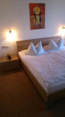 Ein Bett oder Betten in einem Zimmer der Unterkunft Gasthof Hotel Schwarzes Roß