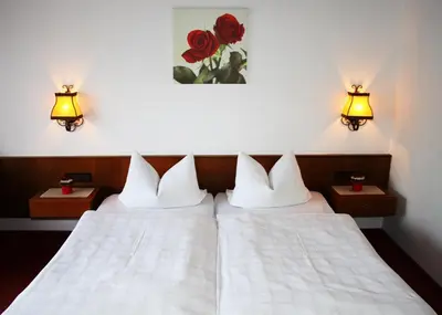 Ein Bett oder Betten in einem Zimmer der Unterkunft Gasthof Hotel Schwarzes Roß