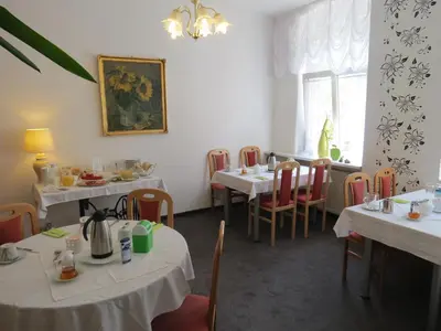 Ein Restaurant oder anderes Speiselokal in der Unterkunft Hotel-Pension SCHLOSS -MIRAMAR