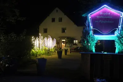 Ein Garten an der Unterkunft Waldpension Pfeiferhaus