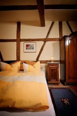 Ein Bett oder Betten in einem Zimmer der Unterkunft Matsch - Plauens älteste Gastwirtschaft