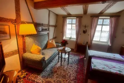 Ein Bett oder Betten in einem Zimmer der Unterkunft Matsch - Plauens älteste Gastwirtschaft
