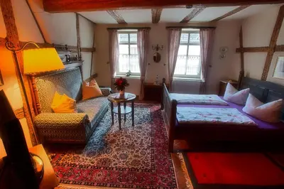 Ein Bett oder Betten in einem Zimmer der Unterkunft Matsch - Plauens älteste Gastwirtschaft