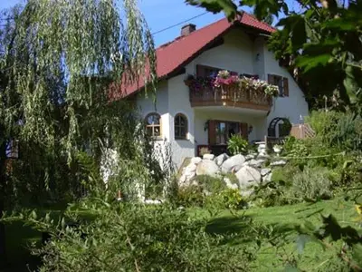 Ein Garten an der Unterkunft Ferienwohnung Söllner