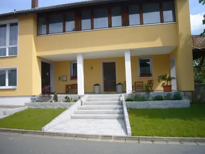 Das Gebäude in dem sich die Ferienwohnung befindet
