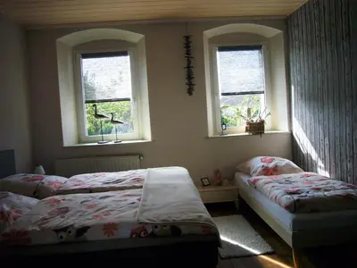 Ein Bett oder Betten in einem Zimmer der Unterkunft Ferienwohnung im alten Schulhaus - keine Monteure
