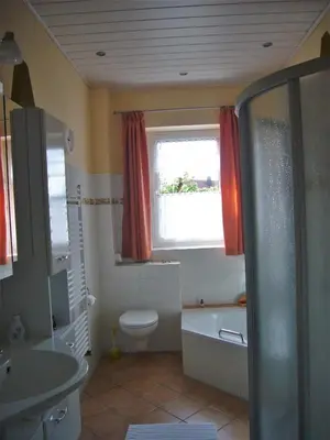 Ein Badezimmer in der Unterkunft Ferienwohnung im alten Schulhaus - keine Monteure
