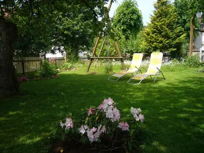Ein Garten an der Unterkunft Ferienwohnung im alten Schulhaus - keine Monteure