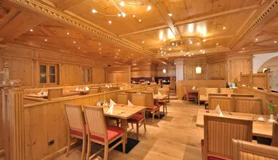 Ein Restaurant oder anderes Speiselokal in der Unterkunft Hotel Randsbergerhof