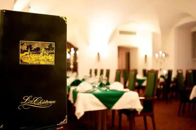 Ein Restaurant oder anderes Speiselokal in der Unterkunft Hotel Schloss Schwarzenfeld