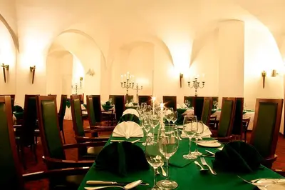 Ein Restaurant oder anderes Speiselokal in der Unterkunft Hotel Schloss Schwarzenfeld
