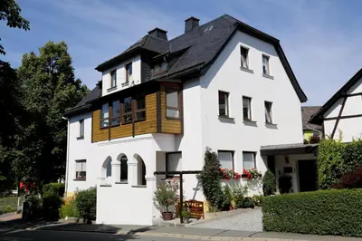 Das Gebäude in dem sich die Ferienwohnung befindet