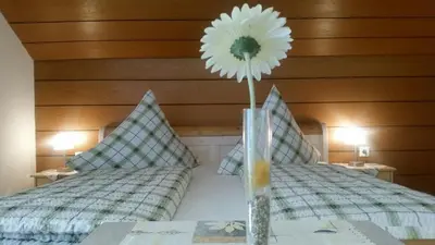 Ein Bett oder Betten in einem Zimmer der Unterkunft Hotel-Pension Haus Hubertus