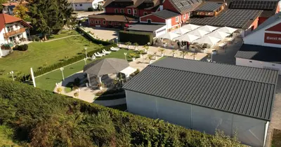 Ein Garten an der Unterkunft Landhotel Grabinger