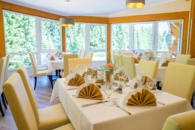Ein Restaurant oder anderes Speiselokal in der Unterkunft Waldhotel Vogtland