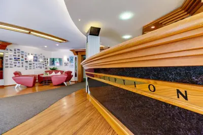 Ein Sitzbereich in der Unterkunft Waldhotel Vogtland