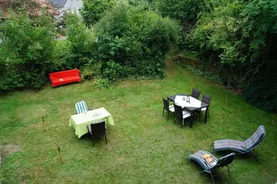 Ein Garten an der Unterkunft Gästehaus am Steinwald
