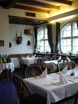 Ein Restaurant oder anderes Speiselokal in der Unterkunft Hotel Schmidt