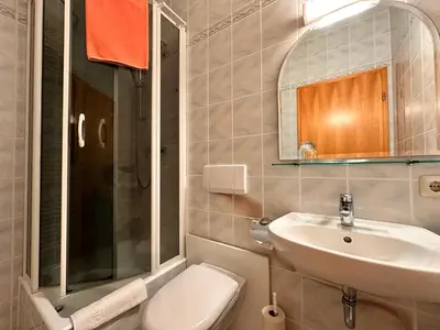 Ein Badezimmer in der Unterkunft Pension zum Löwen, Parkplatz, Wlan, Zentral