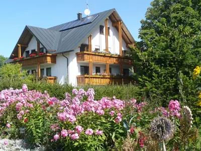 Ein Garten an der Unterkunft Hotel Bergblick