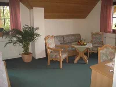 Ein Sitzbereich in der Unterkunft Hotel Bergblick