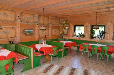 Ein Restaurant oder anderes Speiselokal in der Unterkunft Pension Mausbachtal