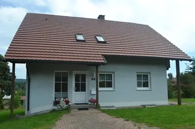 Das Gebäude in dem sich die Ferienwohnung befindet